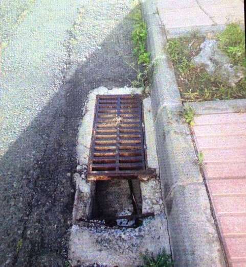 El estado de la rejilla en la calle de Lazarillo de Tormes, en San Antonio (FotoTA)